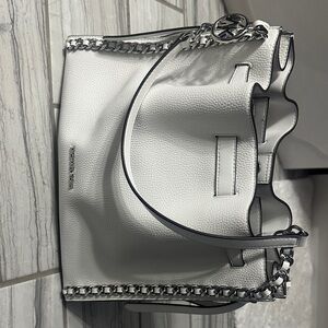 Michael Kors White Shoulder Bag with Chain Detail